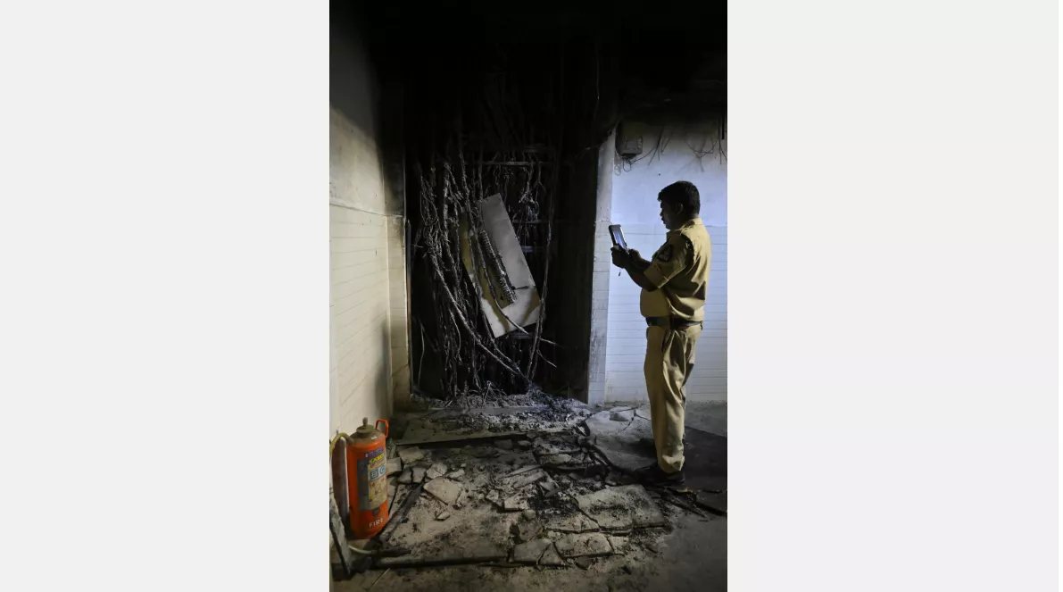 अमीरपेट की व्यावसायिक इमारत से उठता धुआं