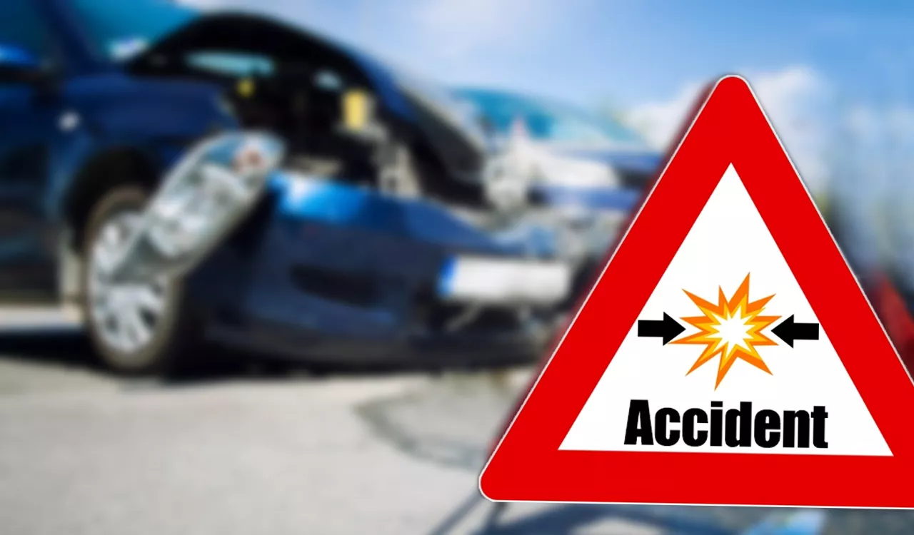 खाई में उलटी पड़ी दुर्घटनाग्रस्त कार