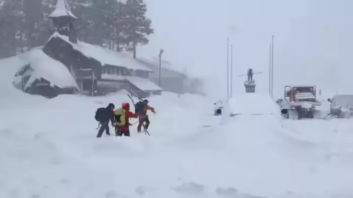 अमेरिका के कैलिफोर्निया में 50 साल का सबसे खतरनाक बर्फीला तूफान