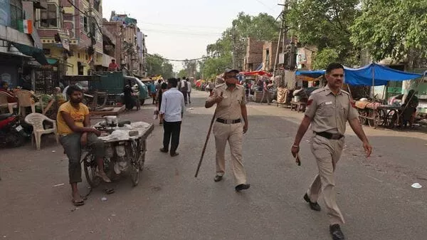 इंदौर में प्रदर्शन के दौरान पथराव का दृश्य