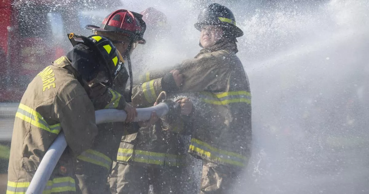 गैस रिसाव के दौरान दमकलकर्मी बचाव कार्य करते हुए