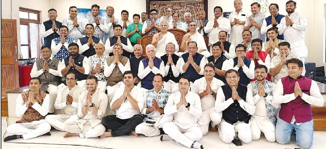 चातुर्मास की स्वीकृति देते आचार्य विमलसागर सूरी