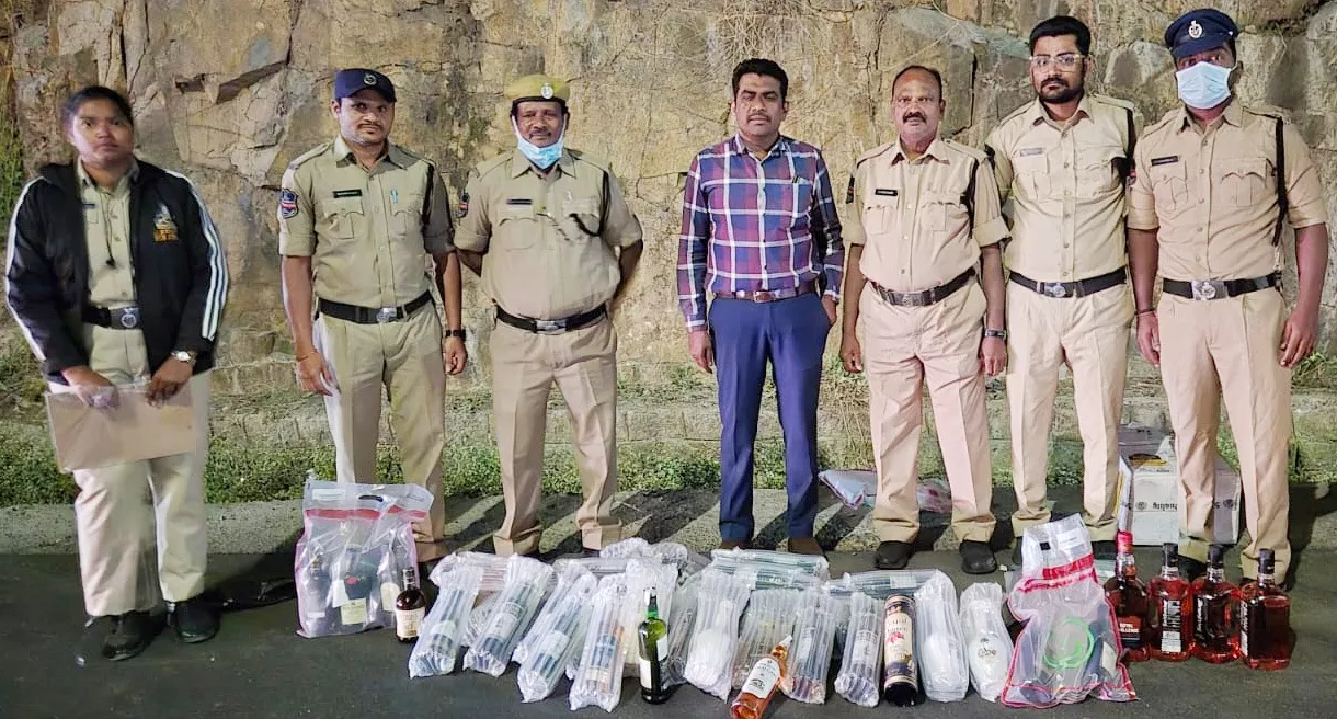 पहाड़ी शरीफ में वाहन जांच के दौरान 41 NDPL शराब बोतलें जब्त।