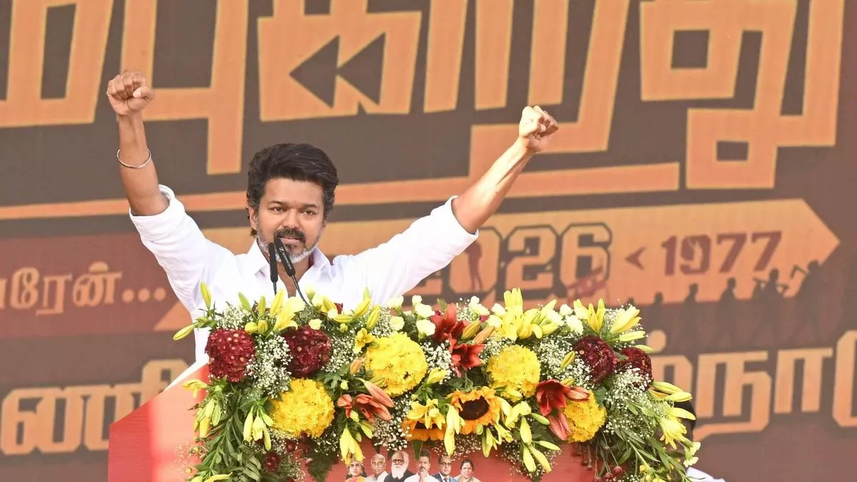 वेल्लोर रैली में समर्थकों को संबोधित करते विजय