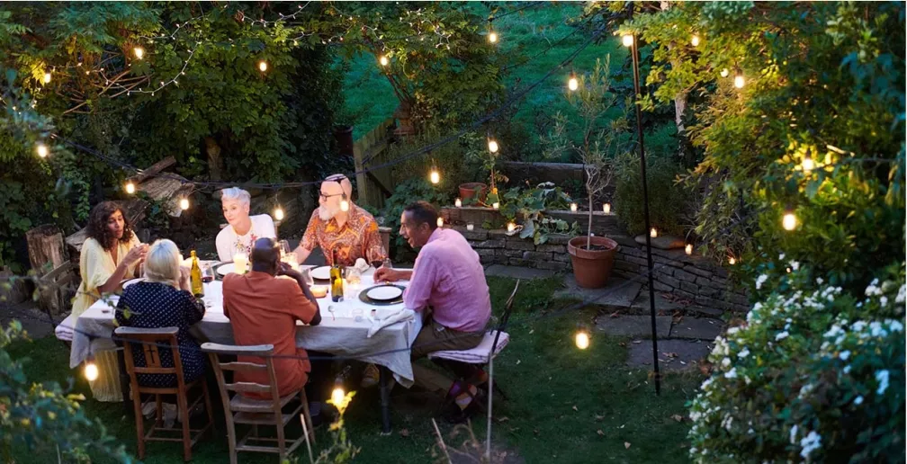 गार्डन लाइटिंग आइडियाज: ड्रामेटिक और सुरक्षित सजावट