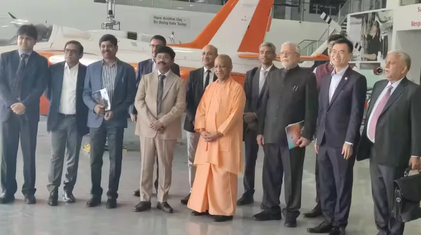 सिंगापुर में निवेशकों से मुलाकात करते सीएम योगी