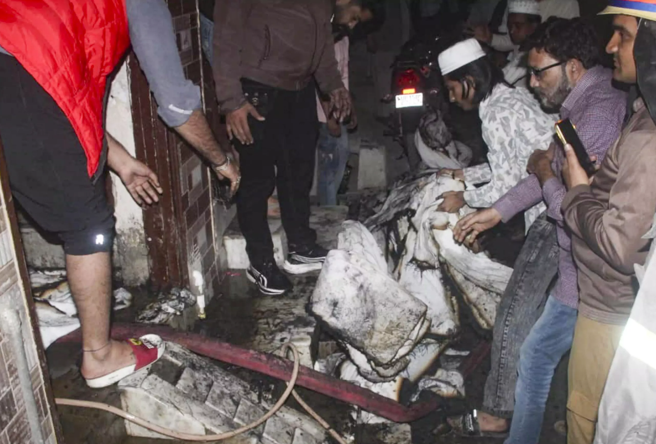 मेरठ में भीषण आग: 5 बच्चों समेत 6 की मौत