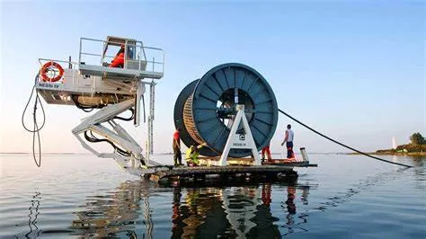 समुद्र तल में बिछाई जा रही ऑप्टिकल केबल