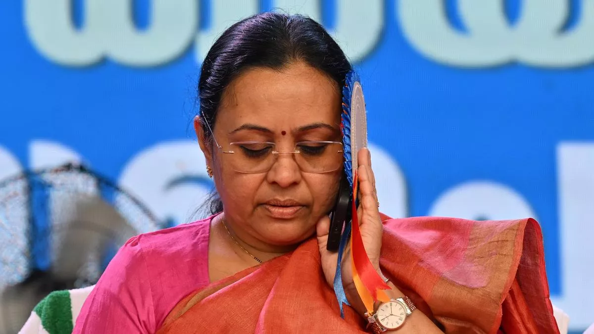 विरोध के बीच फंसी स्वास्थ्य मंत्री वीना जॉर्ज