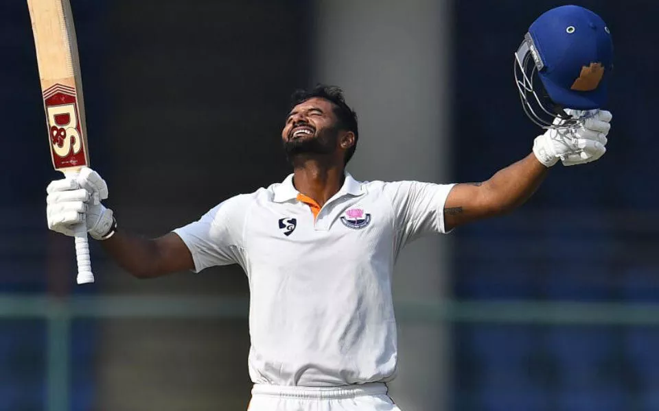 मैदान पर डोगरा और अनीश के बीच विवाद