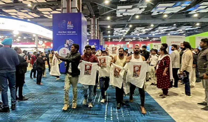 सड़क पर घूमते निराश्रित गौवंश मवेशी