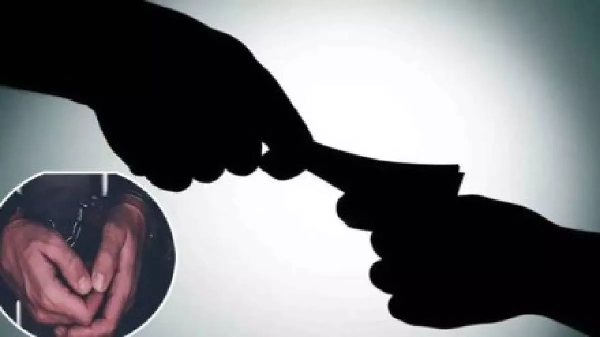 एसीबी टीम द्वारा रिश्वत लेते अधिकारी की गिरफ्तारी