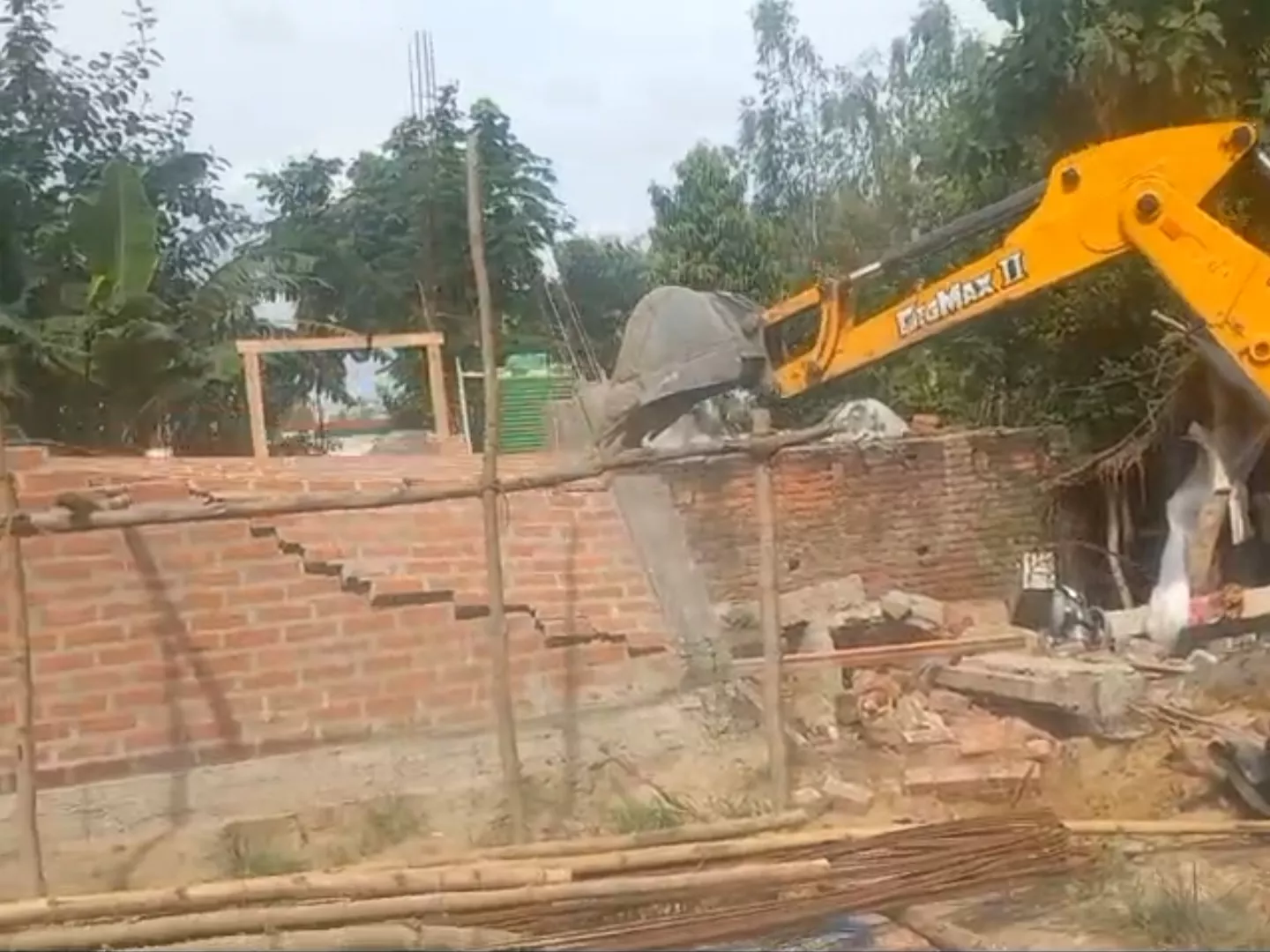 भदोही में BJP नेता रंगनाथ मिश्रा की जमीन पर हमला