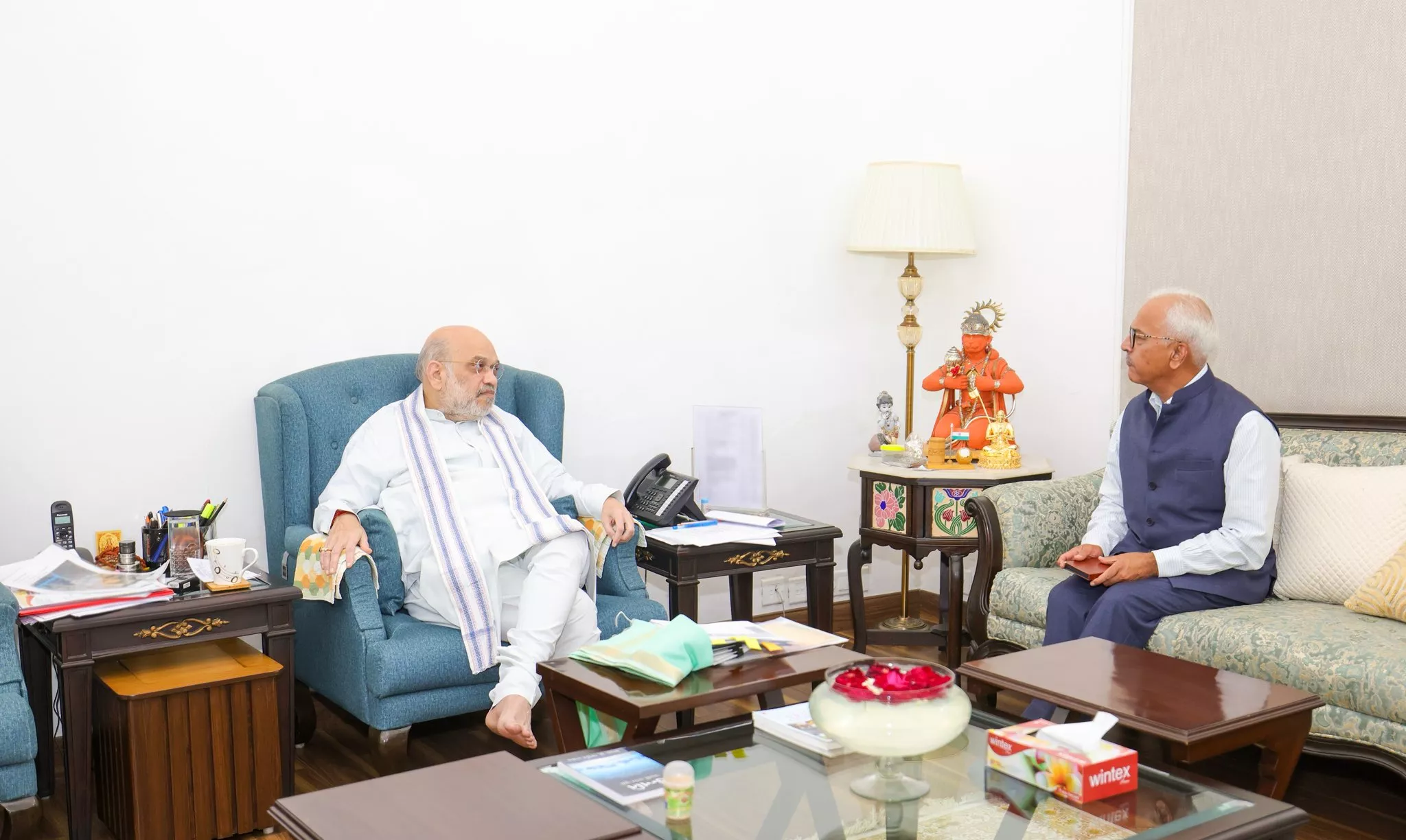 अजय भल्ला और अमित शाह की बैठक का दृश्य