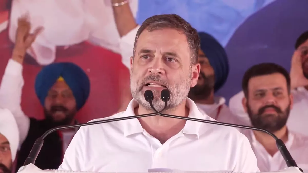 रैली में भाषण देते राहुल गांधी