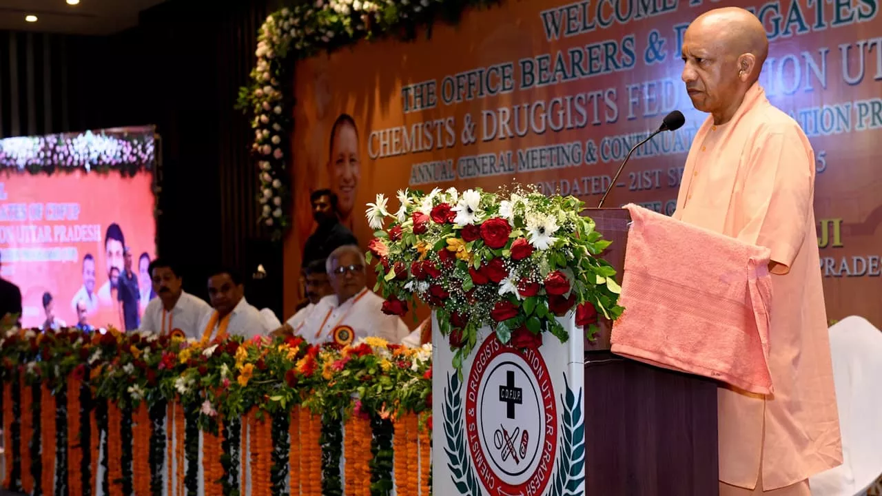लखनऊ में उत्तर प्रदेश दवा सम्मेलन को संबोधित करते सीएम योगी