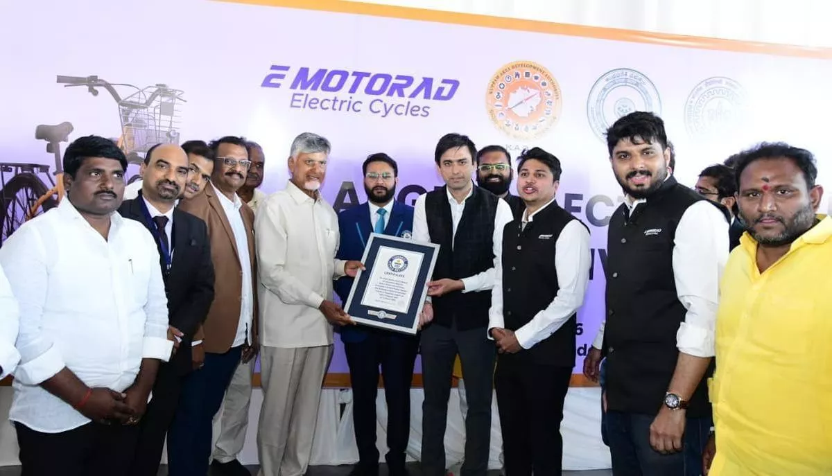नायडू ने बनाया गिनीज रिकॉर्ड, 24 घंटे में 4,000 ई-साइकिल