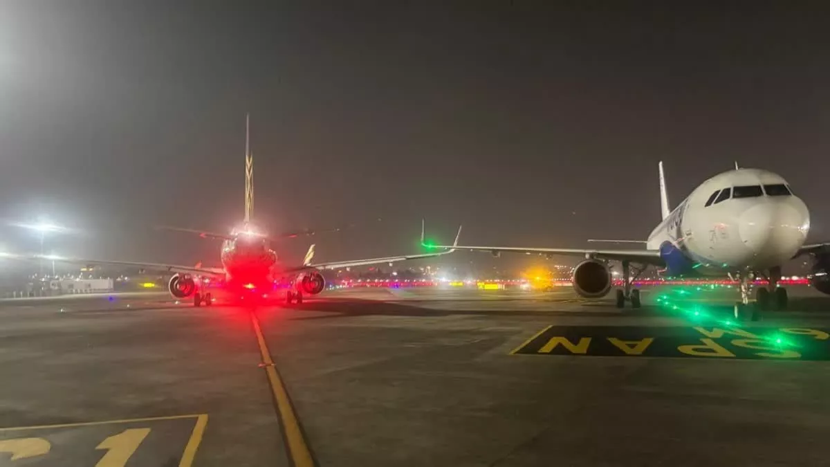 मुंबई के छत्रपति शिवाजी महाराज अंतरराष्ट्रीय हवाई अड्डे पर टैक्सीवे के दौरान दो विमानों के पंखे आपस में टकरा गए।