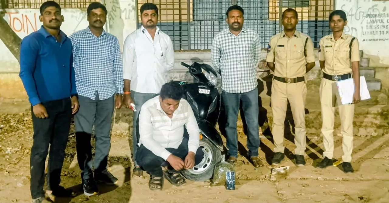 सरूरनगर में 1.1 किलो गांजे के साथ तस्कर गिरफ्तार