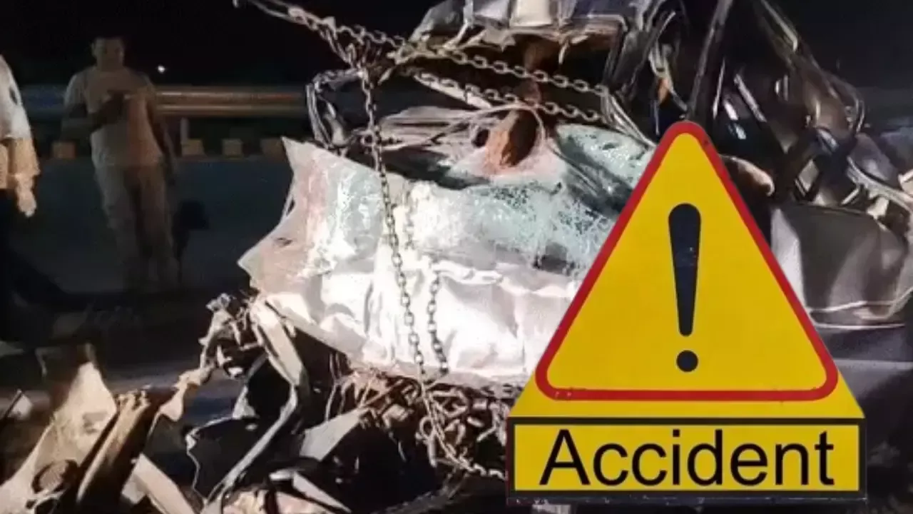 यमुना एक्सप्रेसवे पर बस और कंटेनर टक्कर का दृश्य