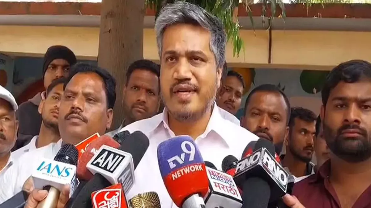 अजित पवार विमान दुर्घटना पर बयान देते रोहित पवार