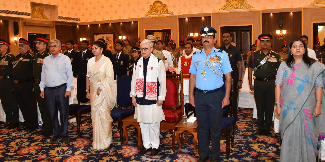 एनसीसी कैडेटों को सम्मानित करते तेलंगाना के राज्यपाल