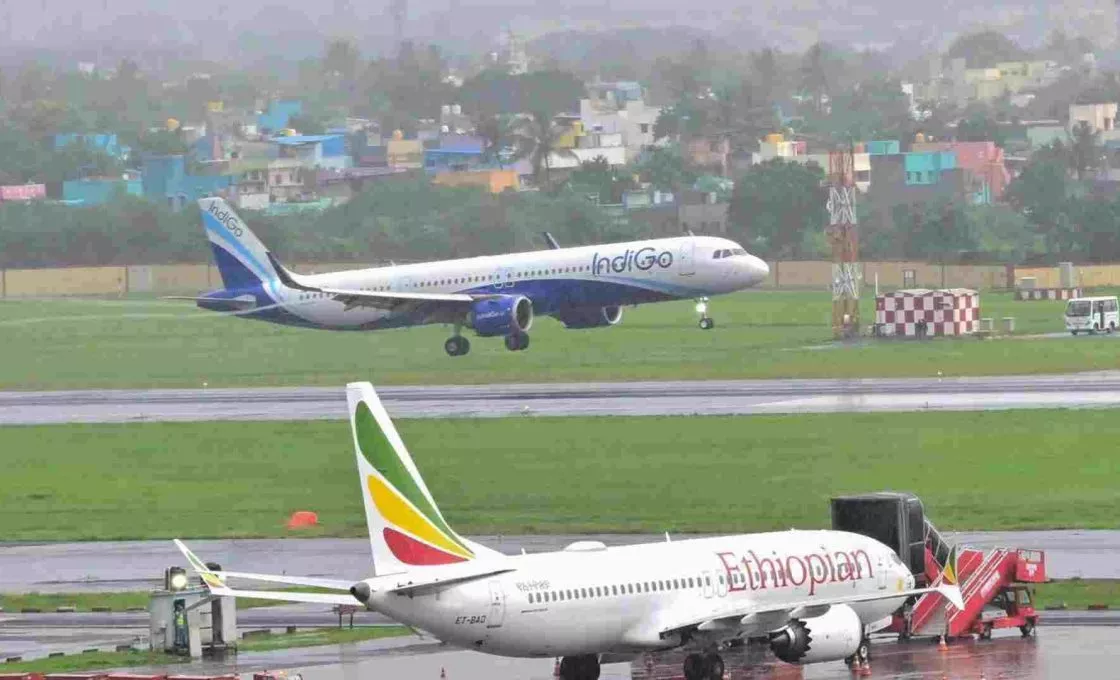 एयरलाइंस और एयरपोर्ट प्रबंधन ने स्थिति सामान्य होने की पुष्टि की है।