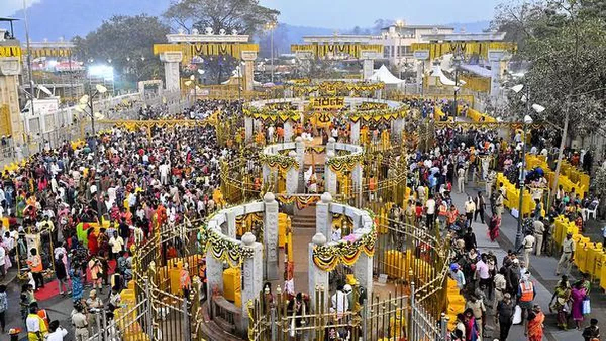 तेलंगाना के प्रसिद्ध मेडारम जातरा स्थल की हुंडियों से चौंकाने वाली वस्तुएं मिली हैं।