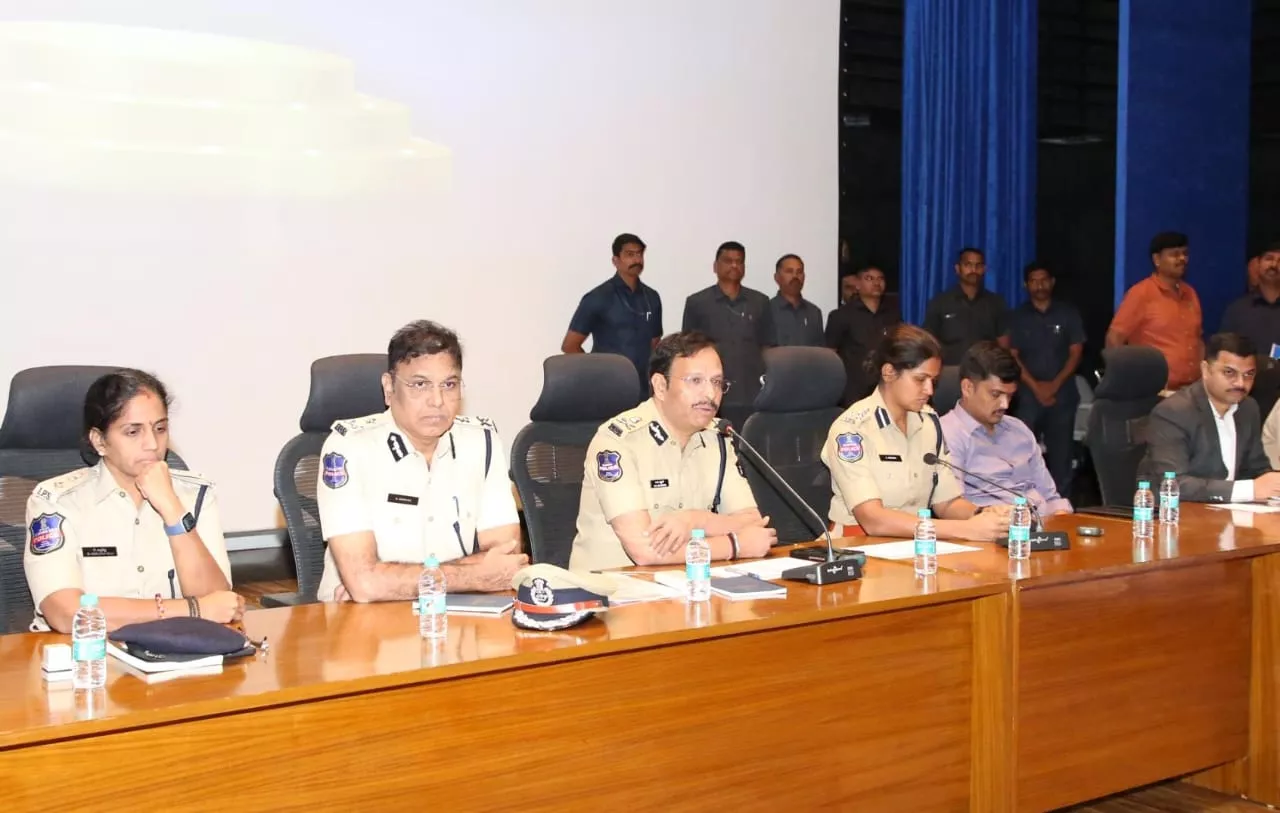 हैदराबाद में पुलिसकर्मियों को अवॉर्ड देते अधिकारी