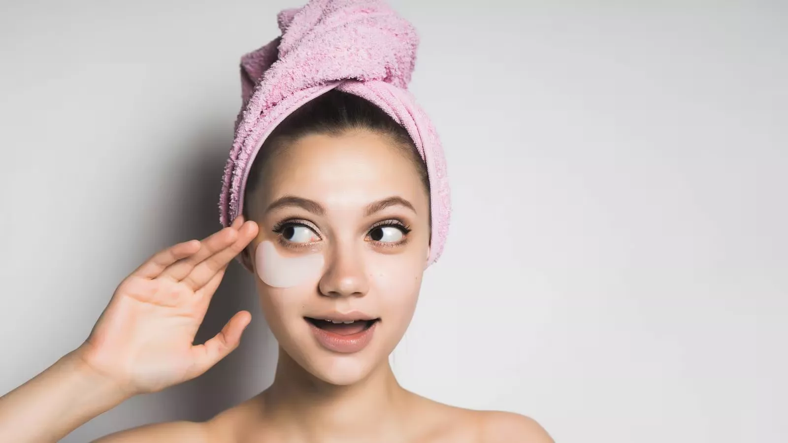 डार्क सर्कल्स से परेशान हैं? घर पर मौजूद प्राकृतिक चीज़ों से बनाएं 3 आसान और असरदार आई मास्क, जो आंखों की थकान कम करें और निखार लौटाएं।