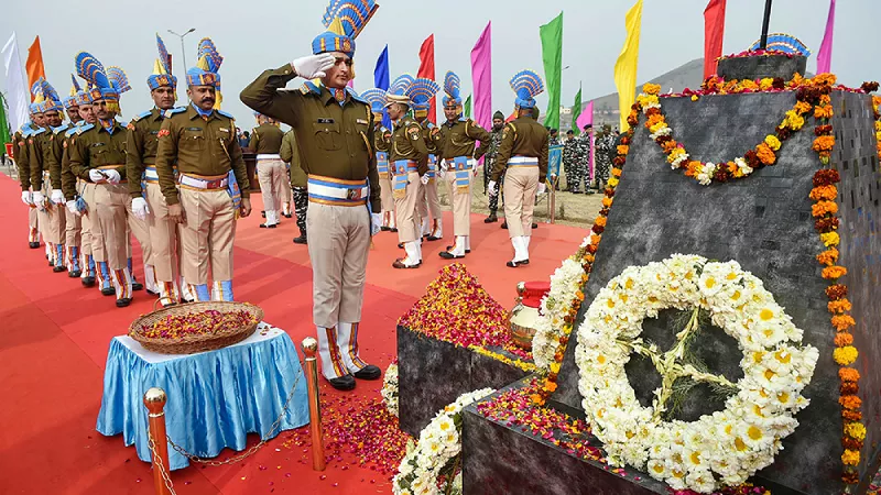 जम्मू-कश्मीर के उपराज्यपाल ने पुलवामा हमले में शहीद हुए CRPF जवानों को श्रद्धांजलि दी