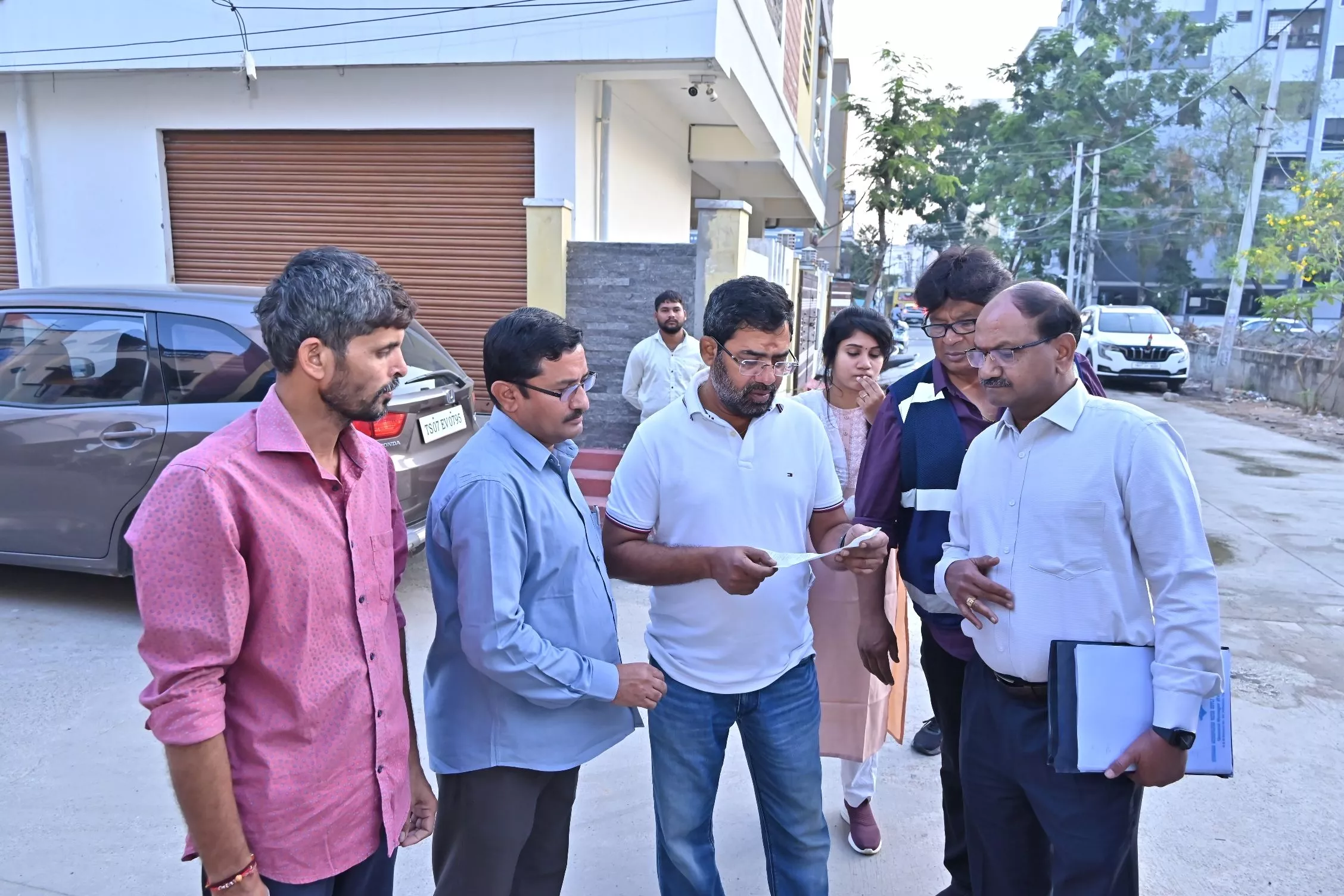 एमडी अशोक रेड्डी बस्ती बाटा कार्यक्रम के दौरान निरीक्षण करते हुए