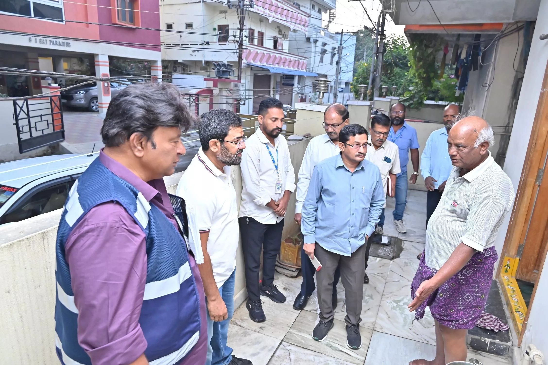 एमडी अशोक रेड्डी बस्ती बाटा कार्यक्रम के दौरान निरीक्षण करते हुए