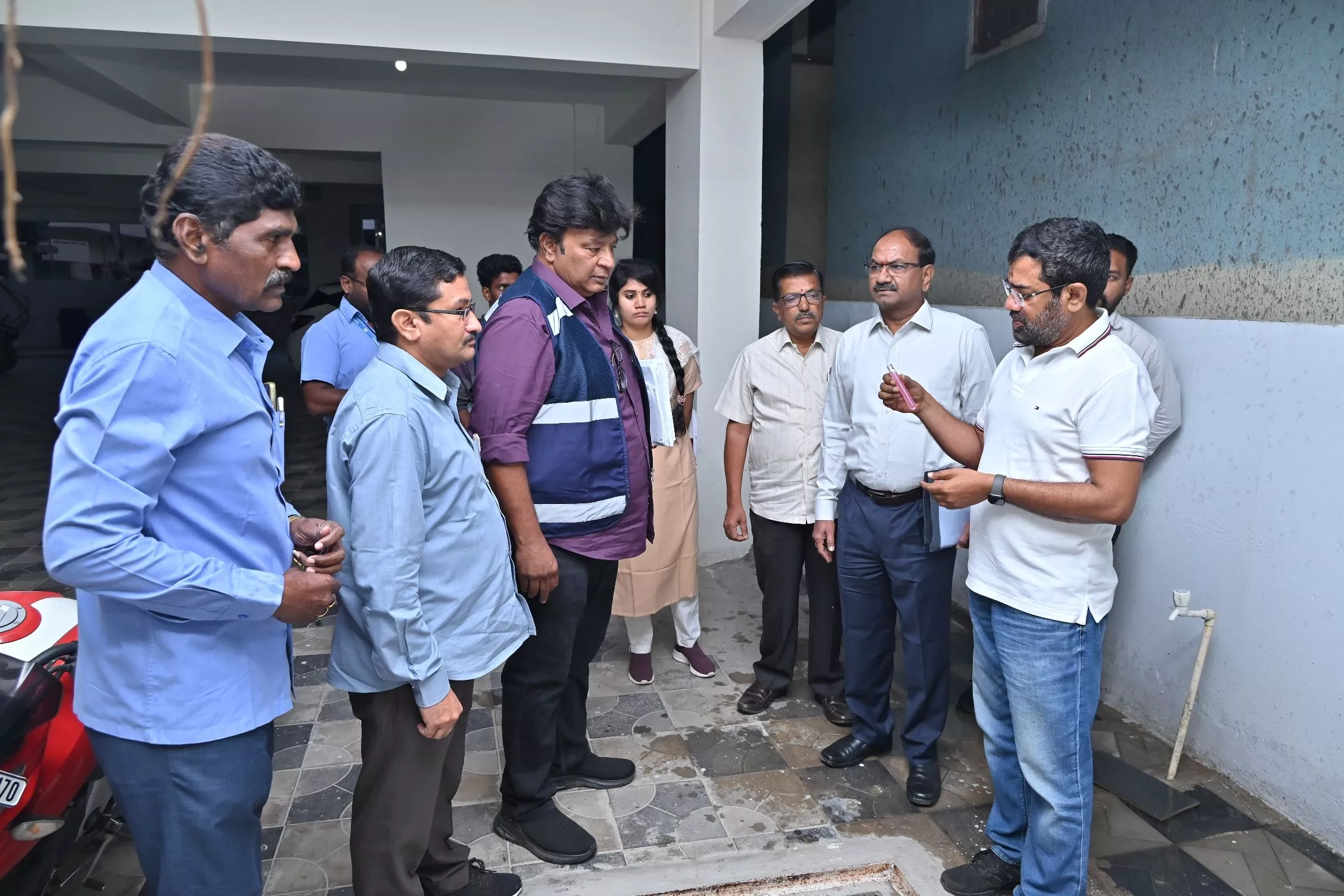 एमडी अशोक रेड्डी बस्ती बाटा कार्यक्रम के दौरान निरीक्षण करते हुए