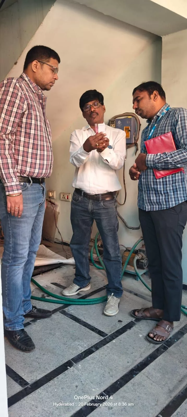 एमडी अशोक रेड्डी बस्ती बाटा कार्यक्रम के दौरान निरीक्षण करते हुए