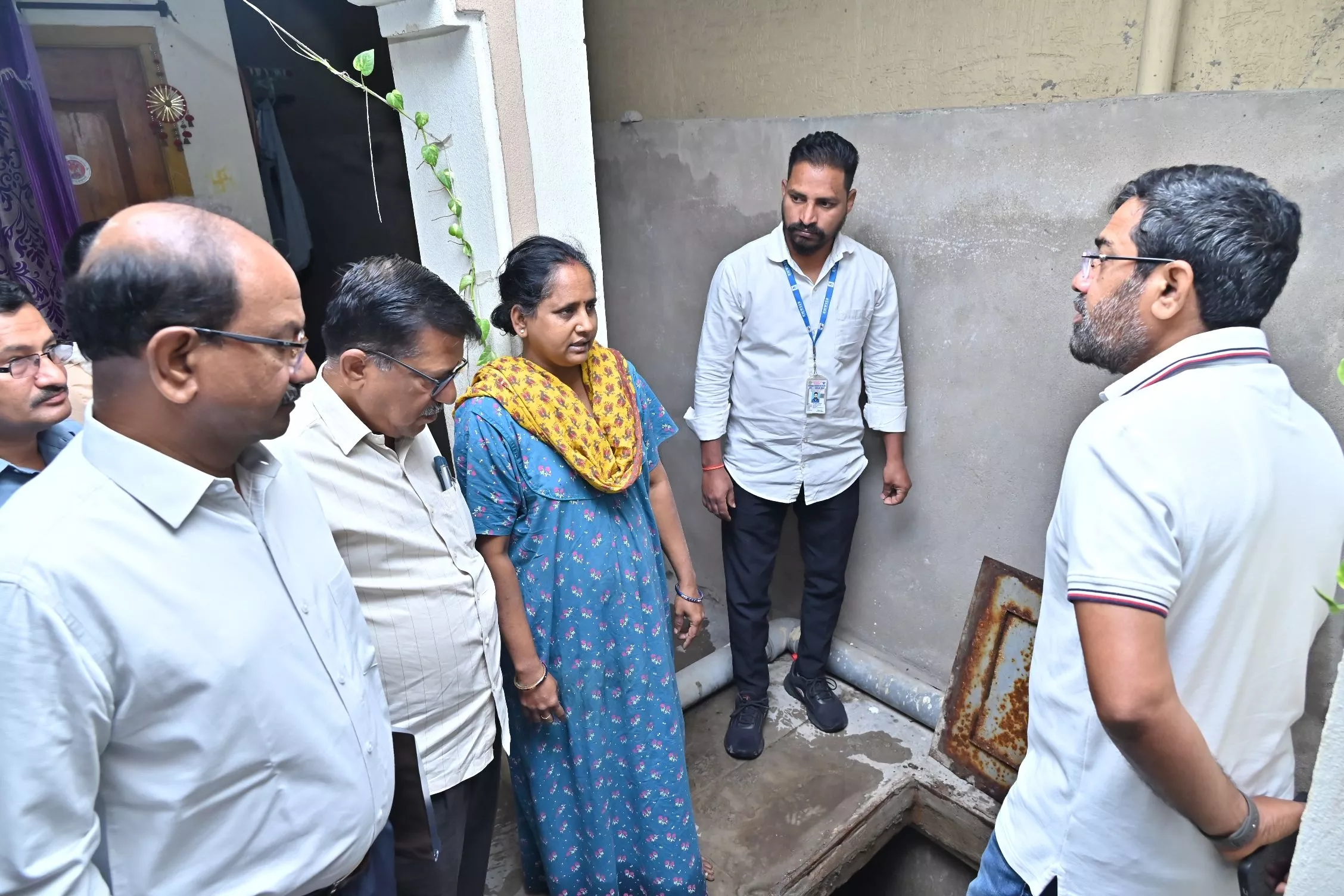 एमडी अशोक रेड्डी बस्ती बाटा कार्यक्रम के दौरान निरीक्षण करते हुए