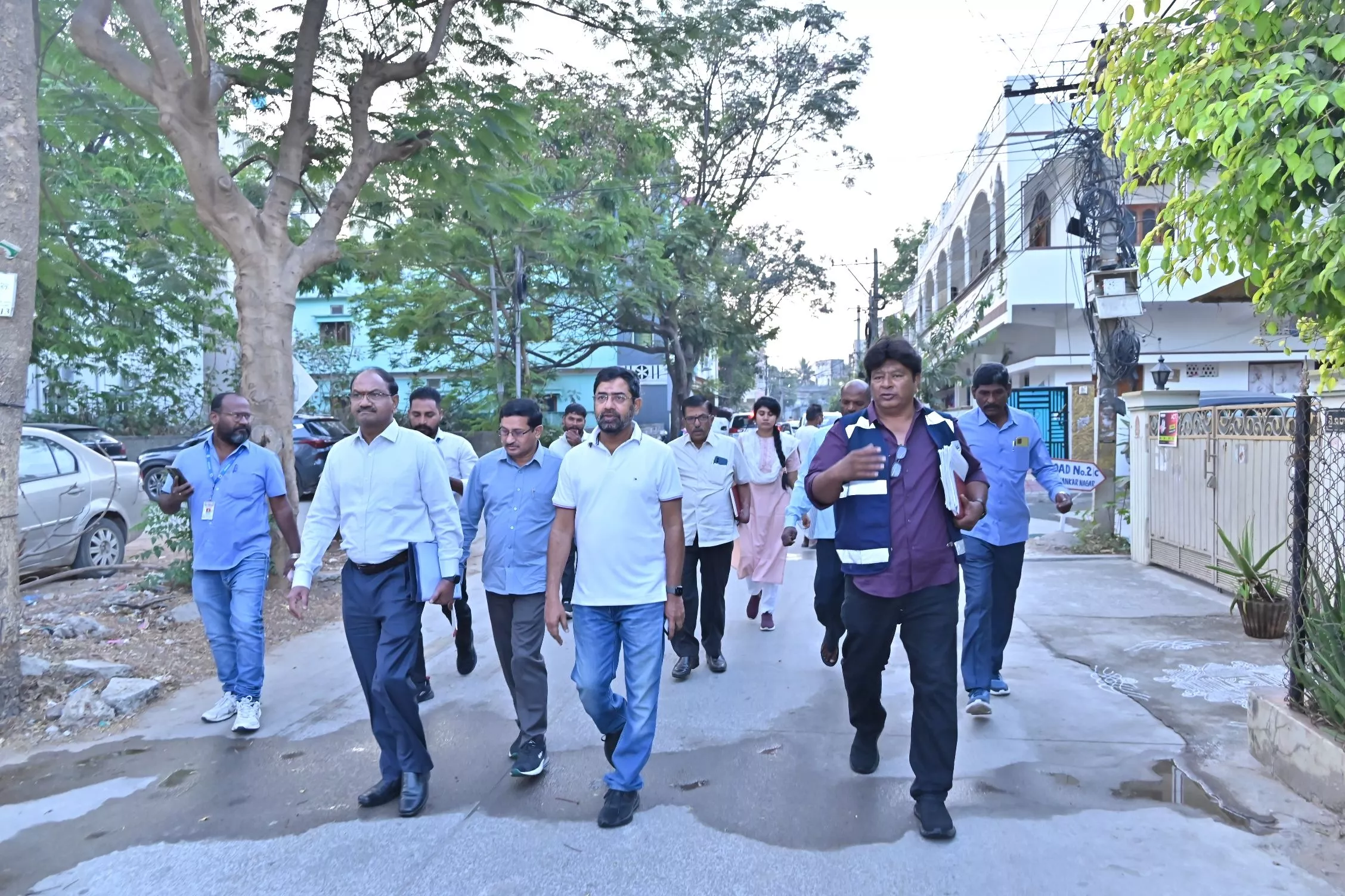 एमडी अशोक रेड्डी बस्ती बाटा कार्यक्रम के दौरान निरीक्षण करते हुए