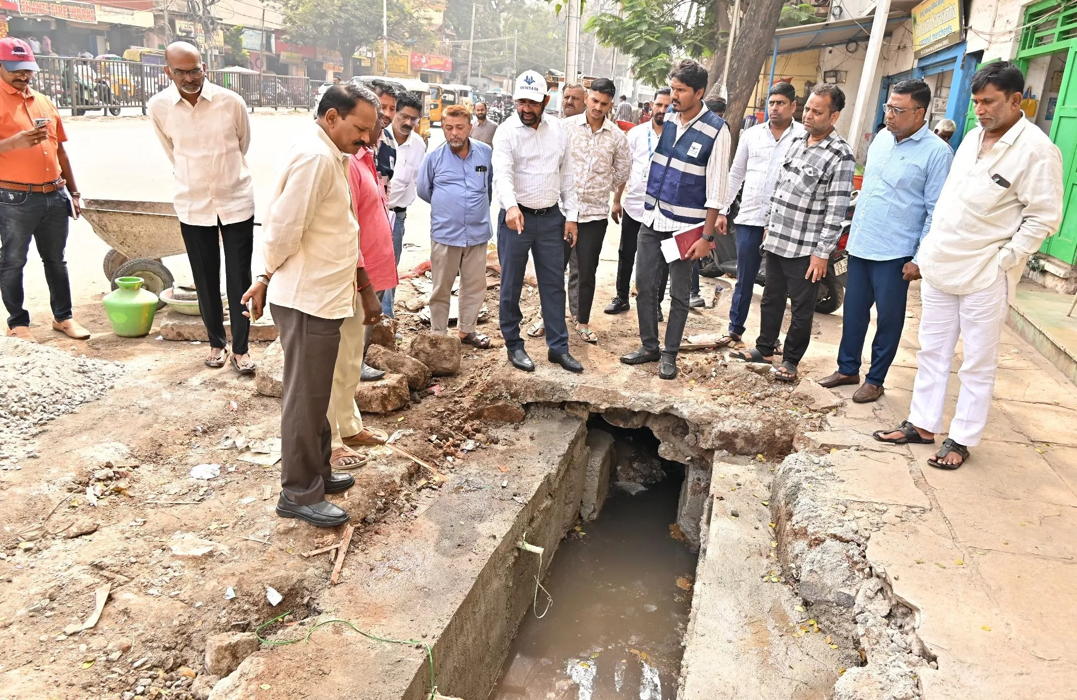 जलबोर्ड ने बेगम बाजार में सीवरेज ओवरफ्लो की स्थिति देखी