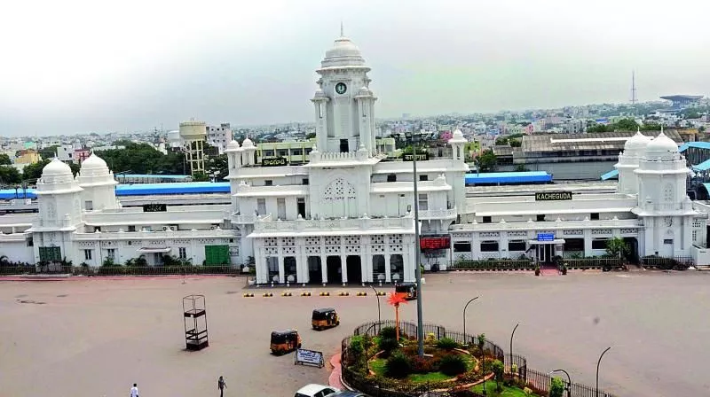 आरपीएफ कांस्टेबल पंकज शर्मा ने यात्री को ट्रेन से बचाया