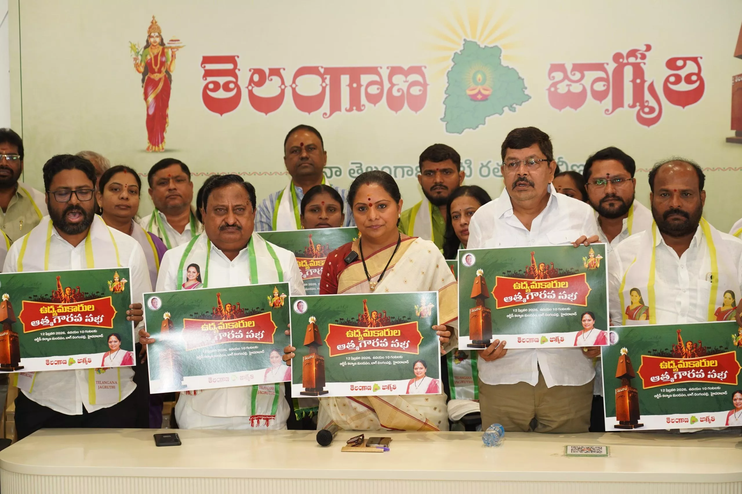 मीडिया से बातचीत करतीं कल्वाकुंट्ला कविता