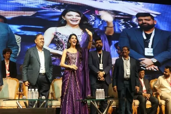 लक्स कोज़ी रिटेल सम्मेलन में शामिल जैकलीन फर्नांडीज़