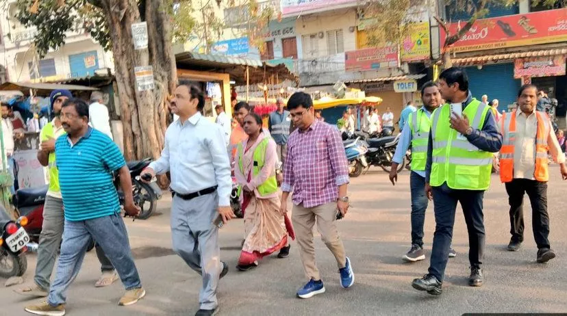 हैदराबाद में स्वच्छता अभियान के दौरान सफाई कार्य