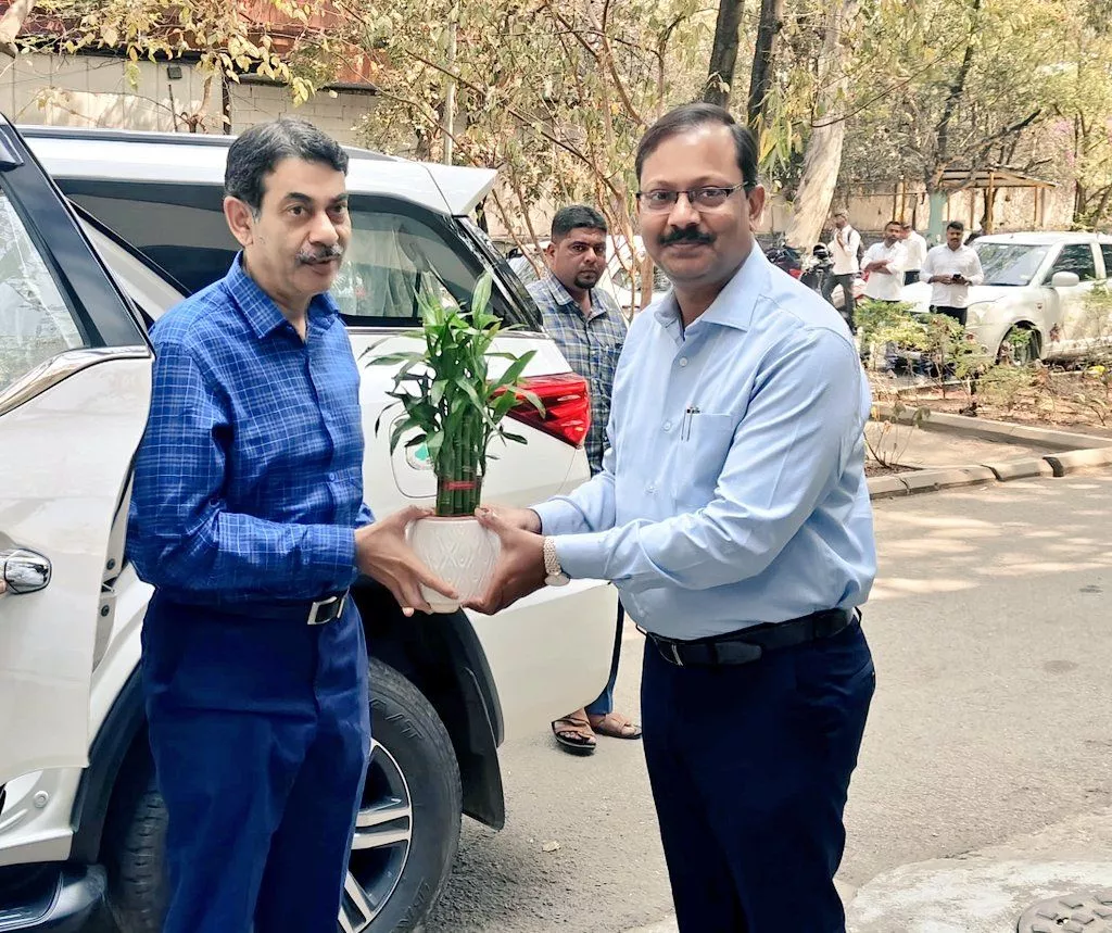 जयेश रंजन मल्काजगिरी निगम बैठक में अधिकारियों को निर्देश देते हुए