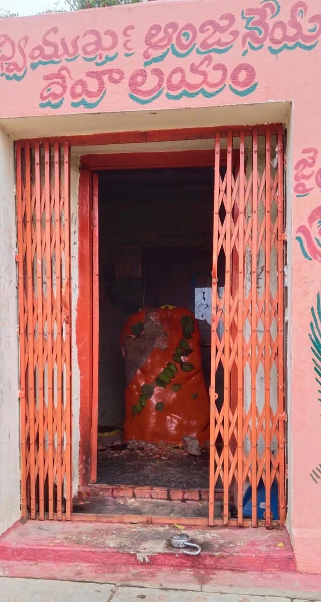 चंद्रायनगुट्टा हनुमान मंदिर में तोड़-फोड़ का दृश्य