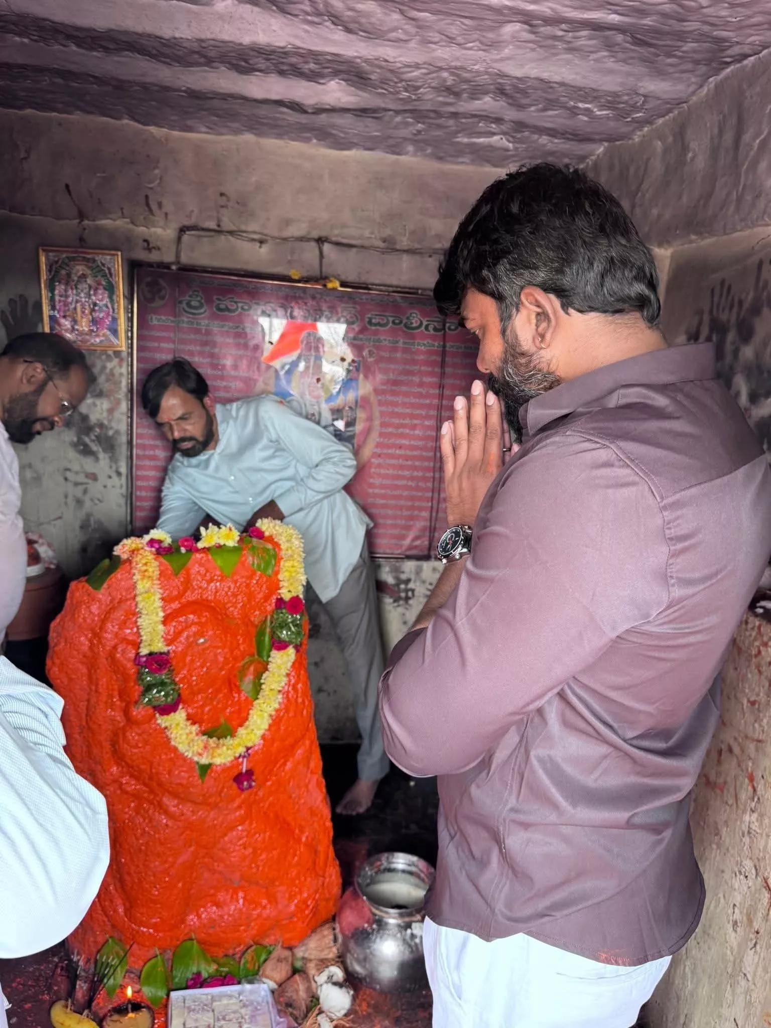 चंद्रायनगुट्टा हनुमान मंदिर में तोड़-फोड़ का दृश्य