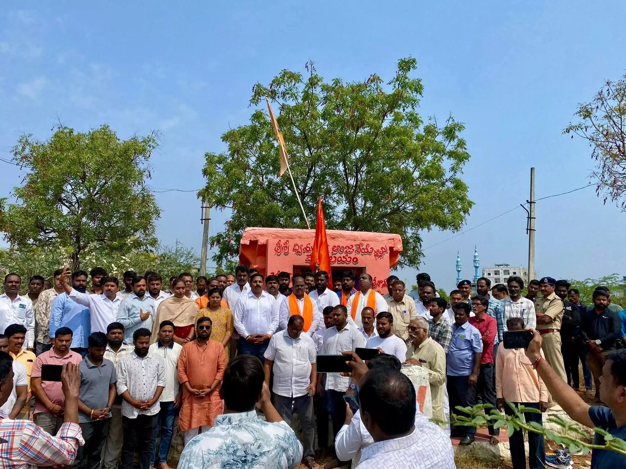 चंद्रायनगुट्टा हनुमान मंदिर में तोड़-फोड़ का दृश्य