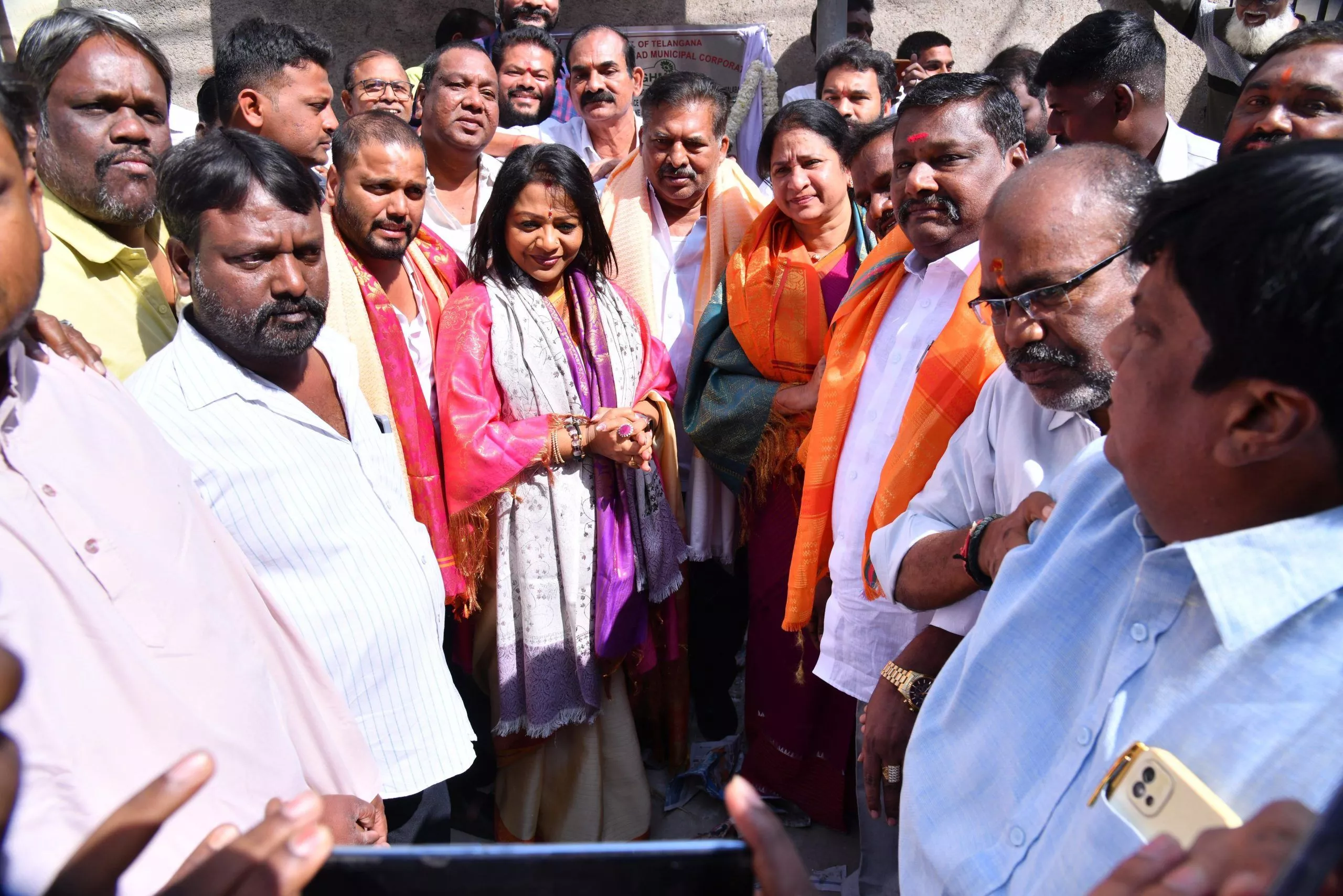 महापौर विजयलक्ष्मी विकास कार्यों का शुभारंभ करते हुए