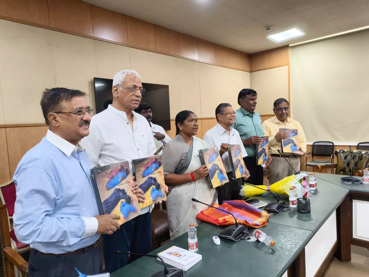 लोकदेवी पुस्तक विमोचन समारोह में मंत्री व गणमान्य