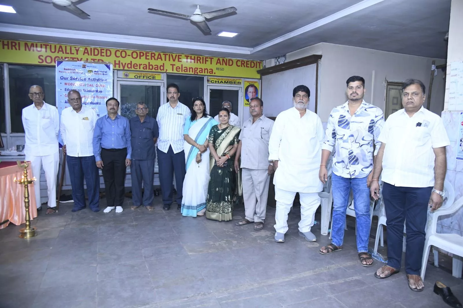 160वें मेगा स्वास्थ्य शिविर में लोगों की जांच का दृश्य