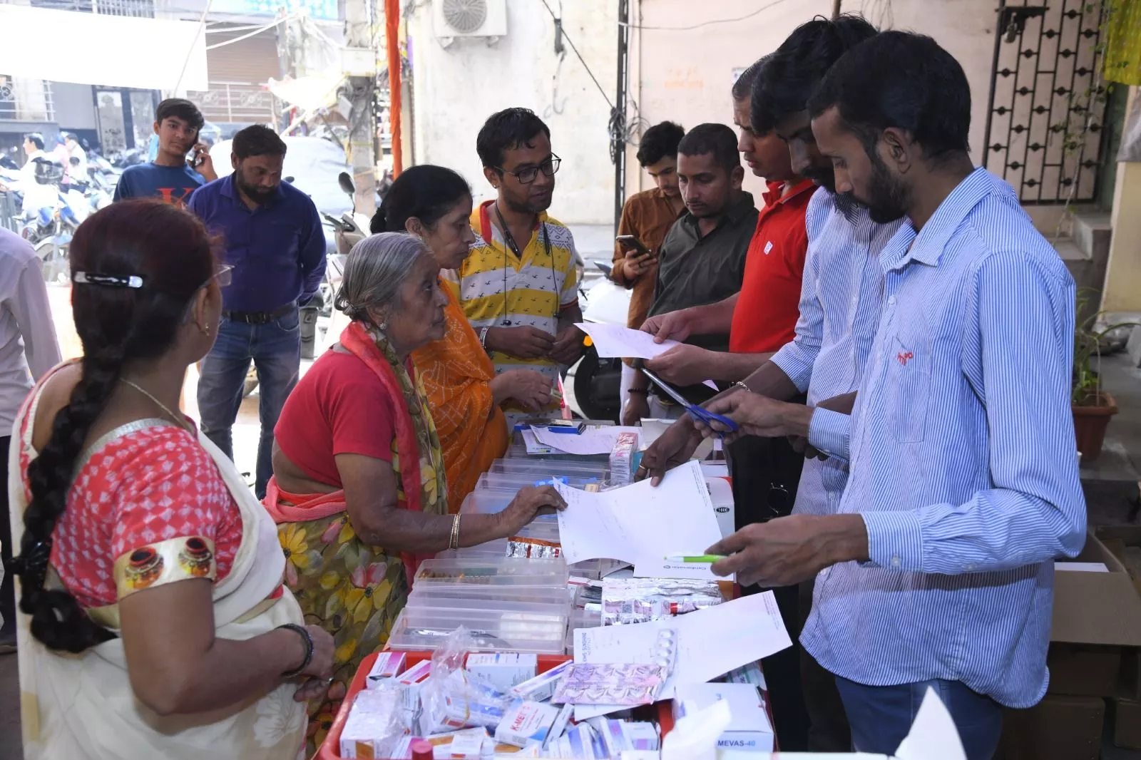 160वें मेगा स्वास्थ्य शिविर में लोगों की जांच का दृश्य